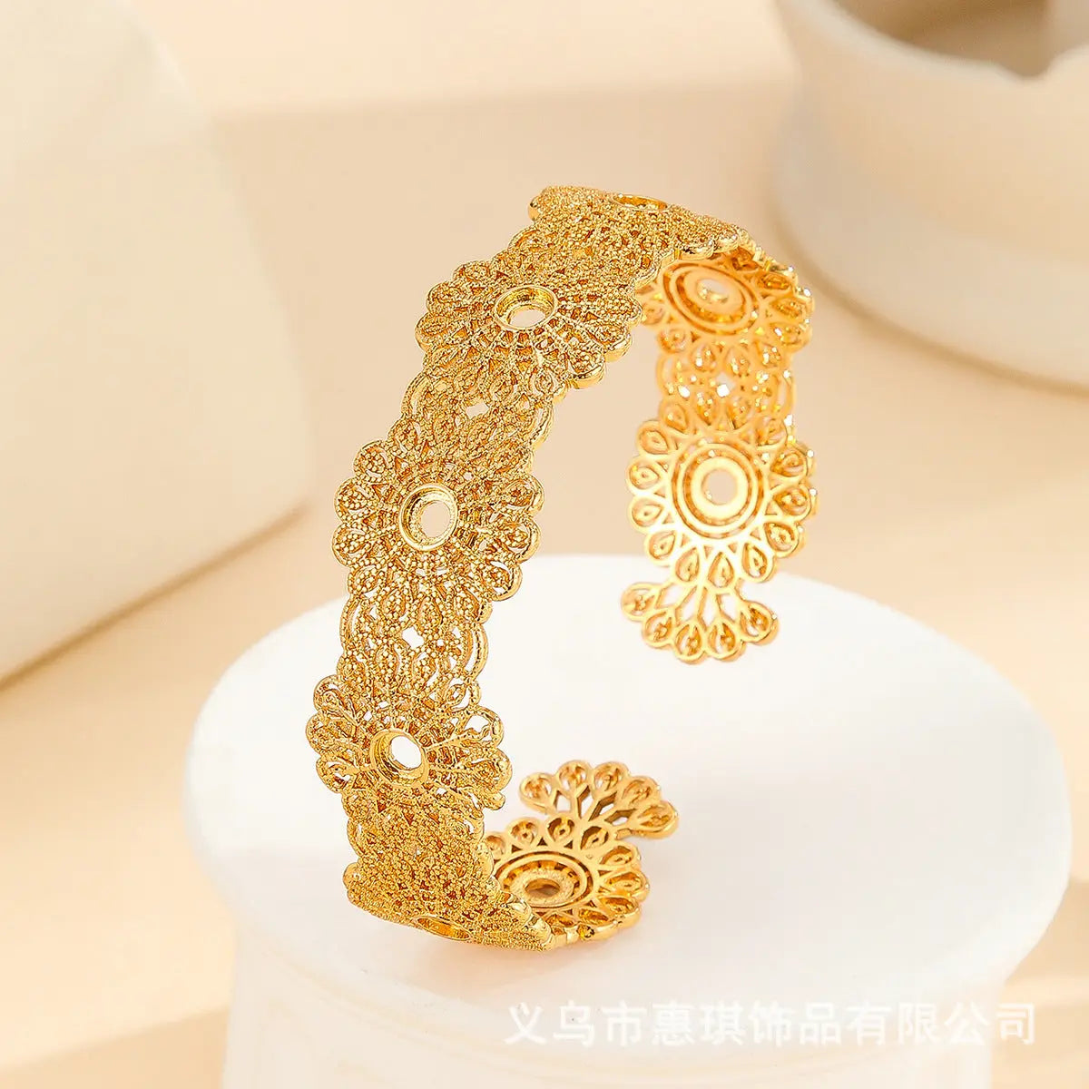 Retro Court-Style Golden Hollow Lace Flower Bracelet Luxurious 18K Gold-Plated Open-End Adjustable Bangle ODMPOD