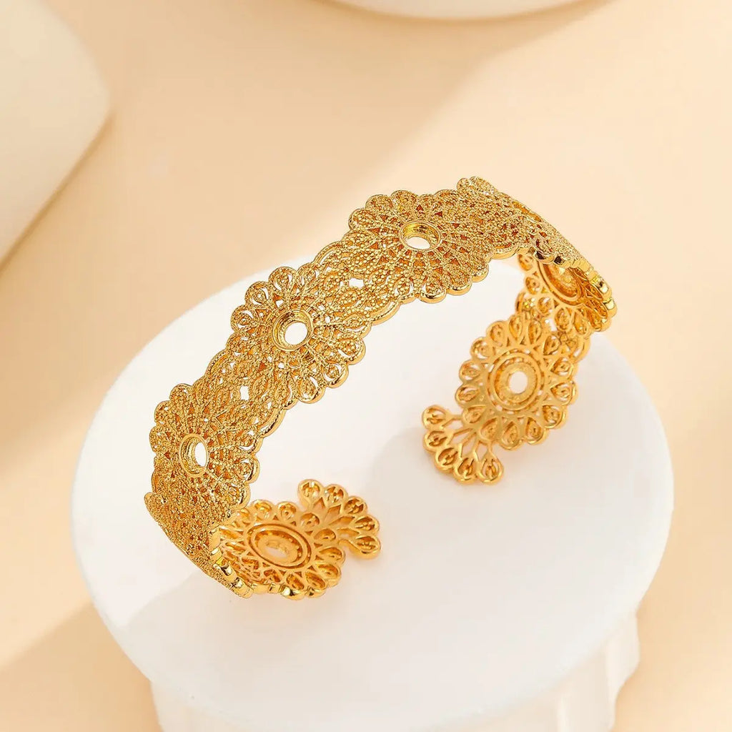Retro Court-Style Golden Hollow Lace Flower Bracelet Luxurious 18K Gold-Plated Open-End Adjustable Bangle ODMPOD
