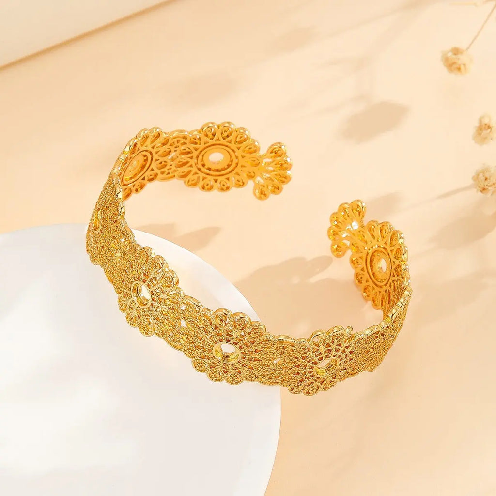 Retro Court-Style Golden Hollow Lace Flower Bracelet Luxurious 18K Gold-Plated Open-End Adjustable Bangle ODMPOD